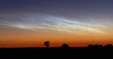 Nubes noctilucentes al atardecer en Alsacia, Francia