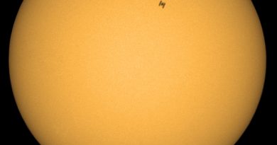 Foto del tránsito de la Estación Espacial Internacional frente al Sol