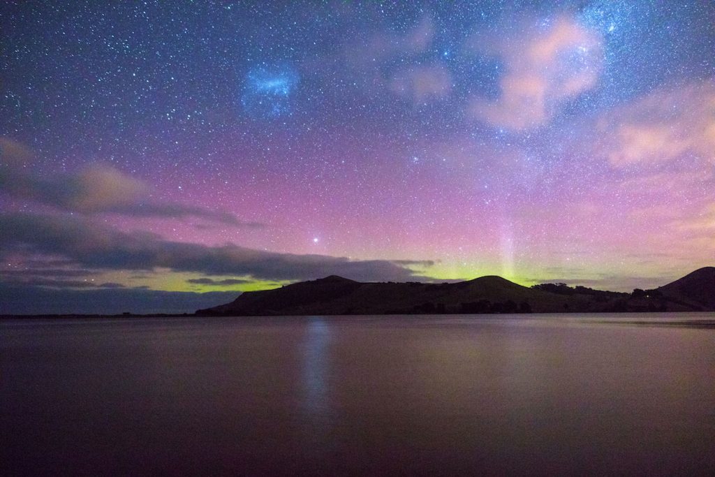 Auroras australes y la Gran Nube Magallanes desde Nueva Zelanda