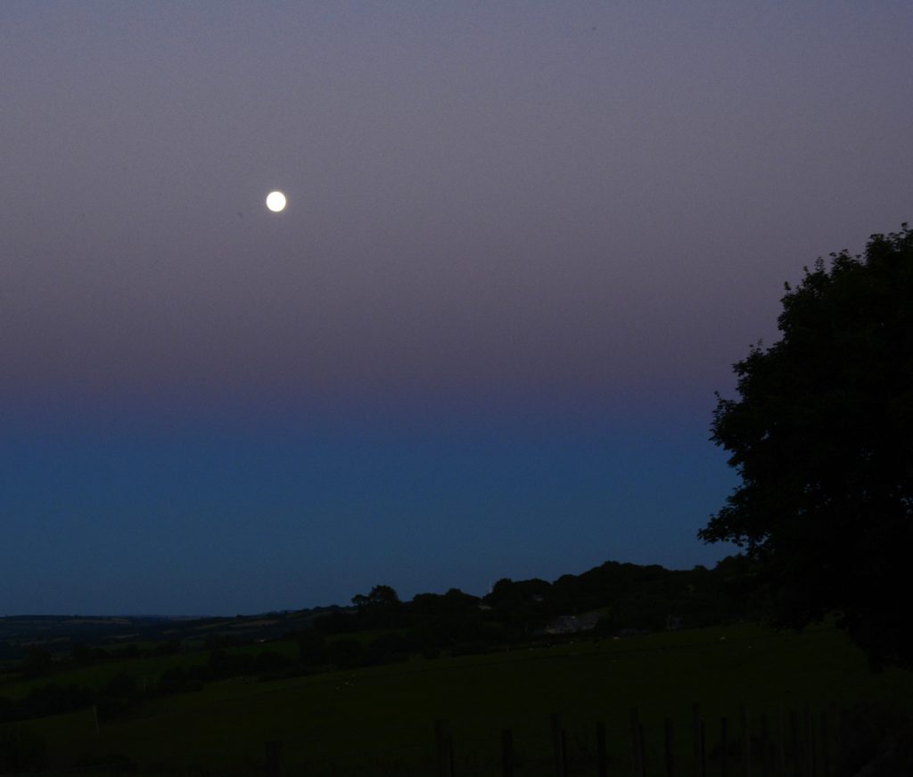 La Luna al anochecer desde Inglaterra