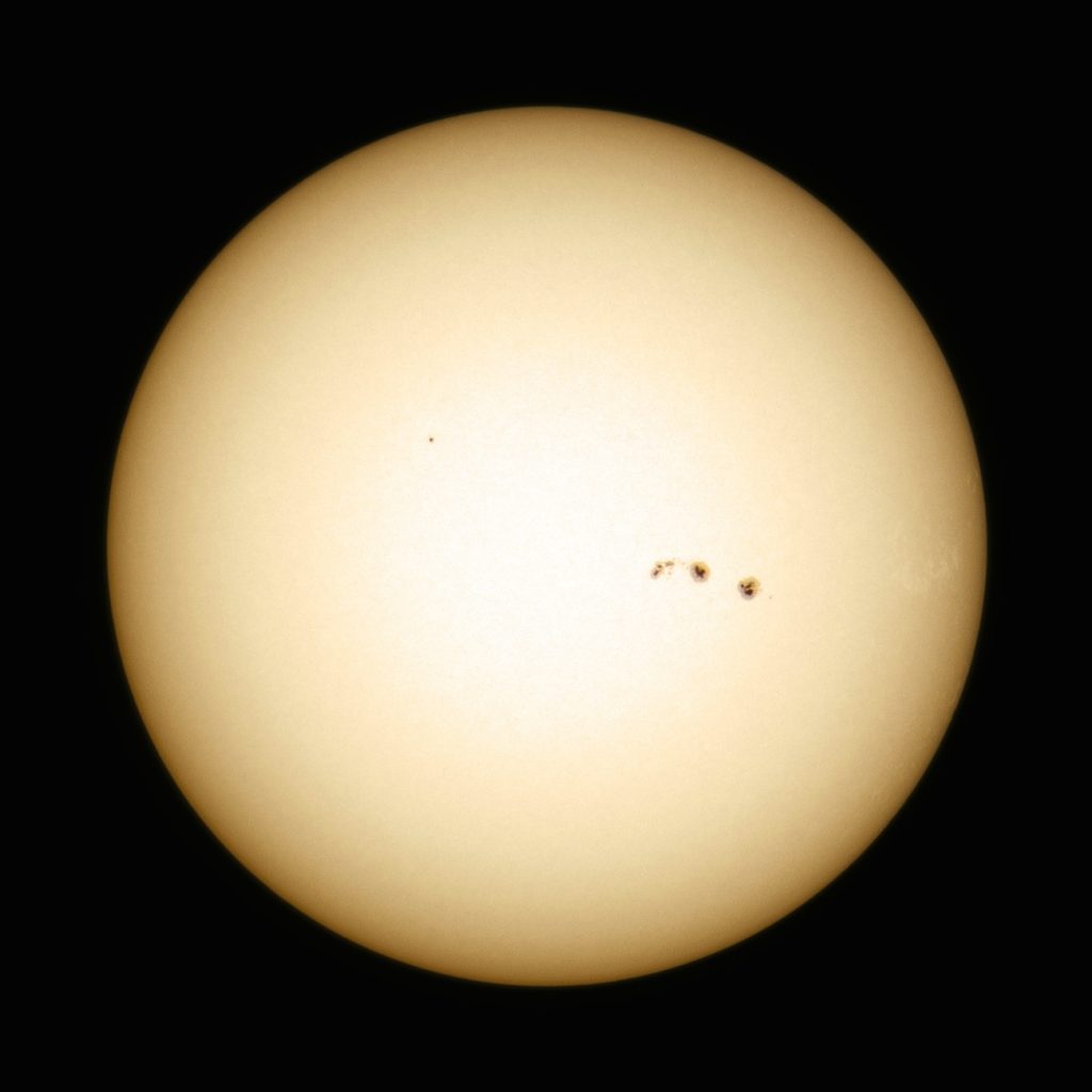 Imagen del Sol y las regiones activas 2565 y 2567