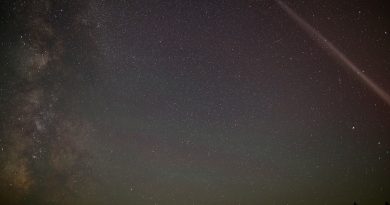 La Vía Láctea y un arco de protones desde Ontario, Canadá