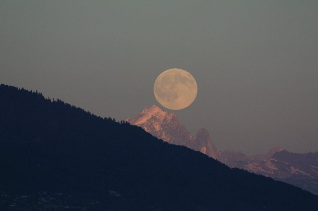 La salida de la Luna llena desde Ginebra, Suiza