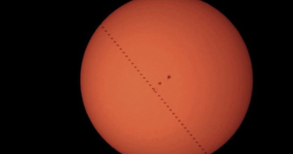 Imagen del tránsito de la Estación Espacial Internacional frente al Sol