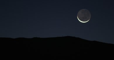 La Luna creciente al anochecer en San Felipe, Chile