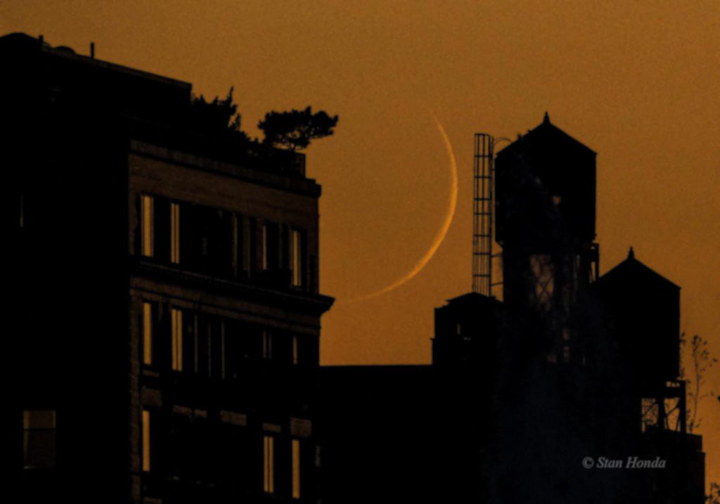 La Luna creciente desde Manhattan, Nueva York