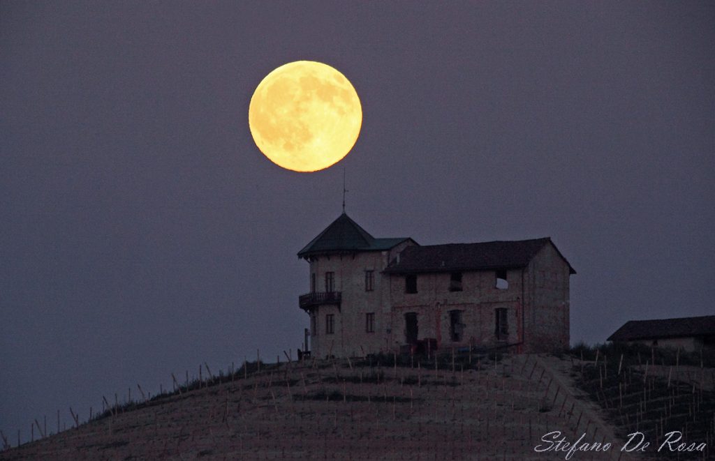 La salida de la Luna llena desde Verduno, Italia