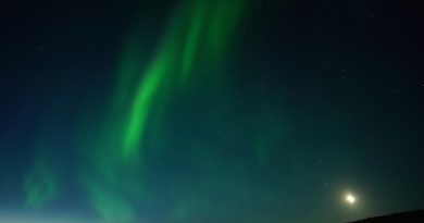 Auroras boreales, la Luna y las Pléyades desde Finlandia