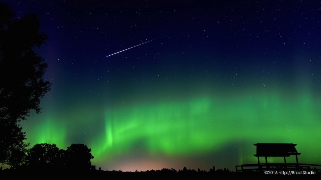 Auroras boreales y un meteoro desde Manitoba, Canadá