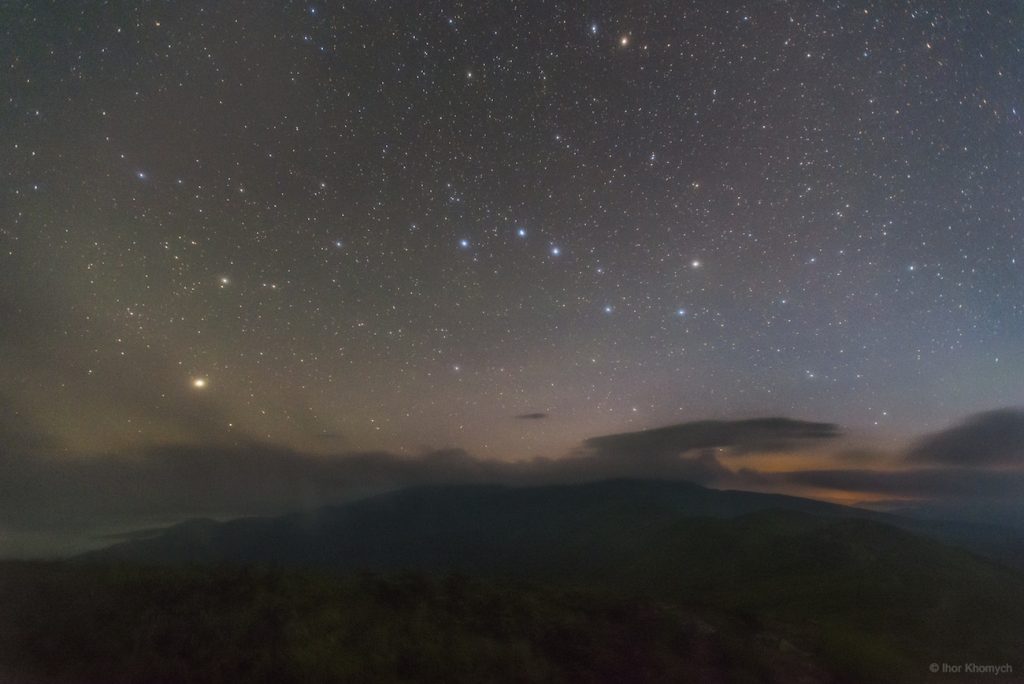 La constelación de la Osa Mayor sobre los montes Cárpatos (Ucrania)