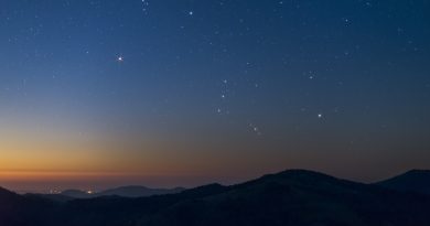 La constelación de Orión sobre los montes Cárpatos (Ucrania)