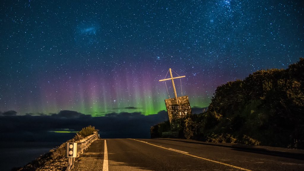 Auroras australes y la Gran Nube de Magallanes desde Nueva Zelanda