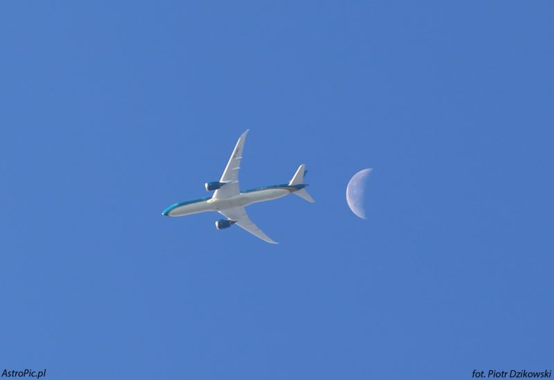 La Luna y un avión desde Londres, Inglaterra