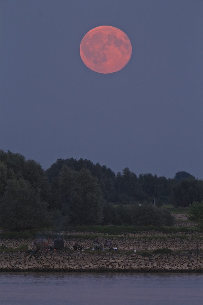 La salida de la Luna llena desde Emmerich am Rhein, Alemania