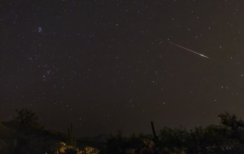 Una perseida, la constelación de Tauro y las Pléyades desde Arizona, EE. UU.