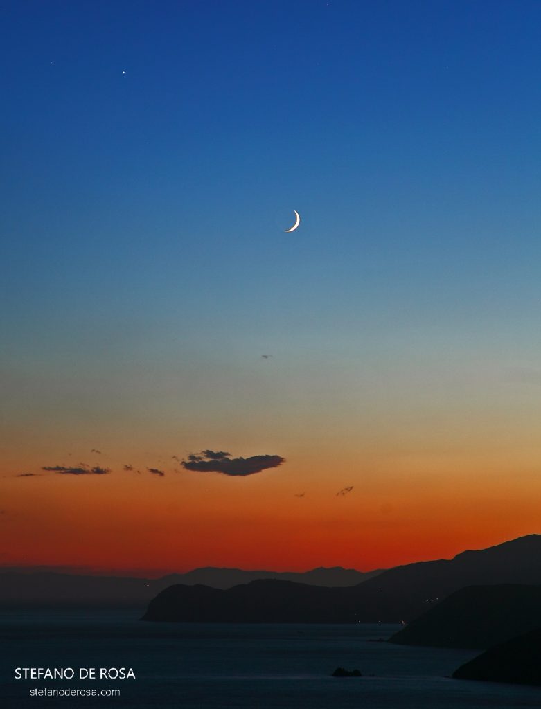La conjunción de Júpiter y la Luna al atardecer en la isla de Elba, Italia