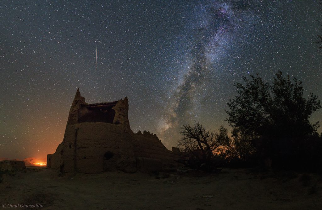 La Vía Láctea y un meteoro desde Irán