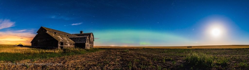 Auroras boreales y la Luna desde Alberta, Canadá
