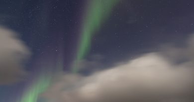 Auroras boreales y un arcoíris lunar desde Fáskrúðsfjörður, Islandia