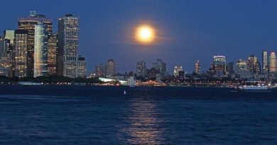 La Luna llena sobre el Puerto de Nueva York, Estados Unidos