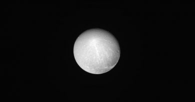 Imagen de la luna Dione tomada por la sonda Cassini