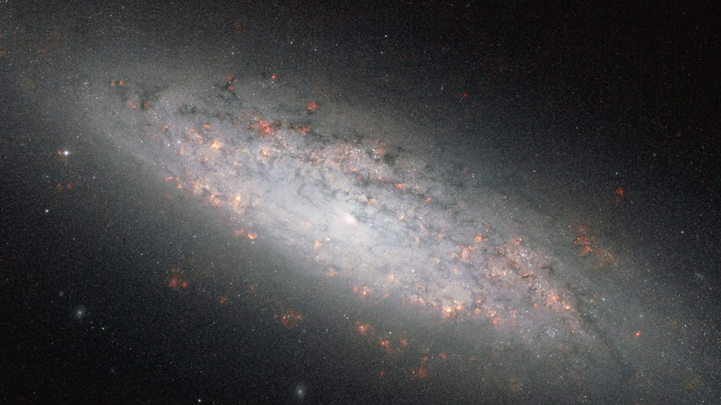 NGC 6503: una galaxia que se encuentra al borde del abismo
