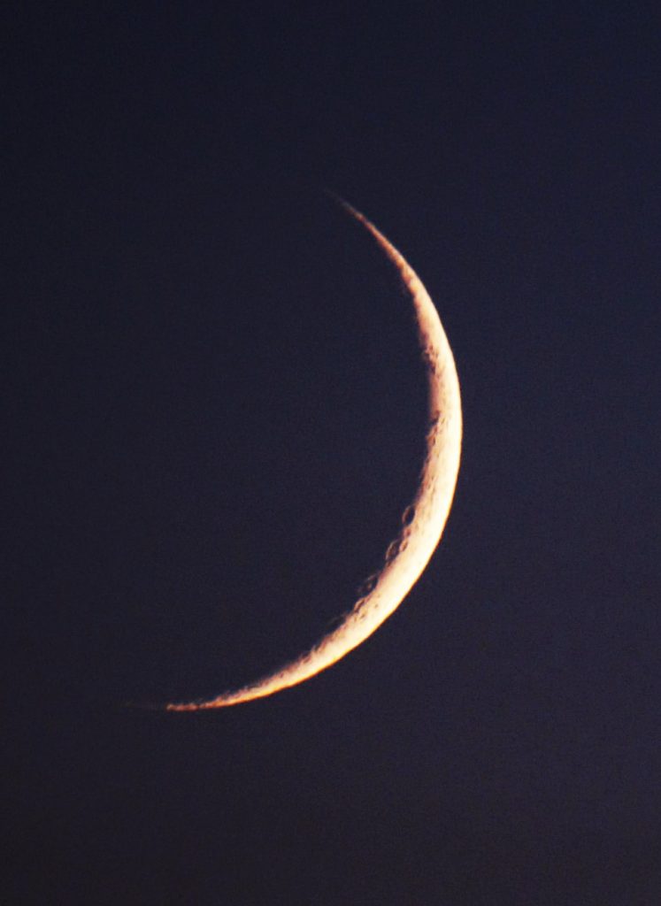 Imagen de la Luna creciente desde Inglaterra