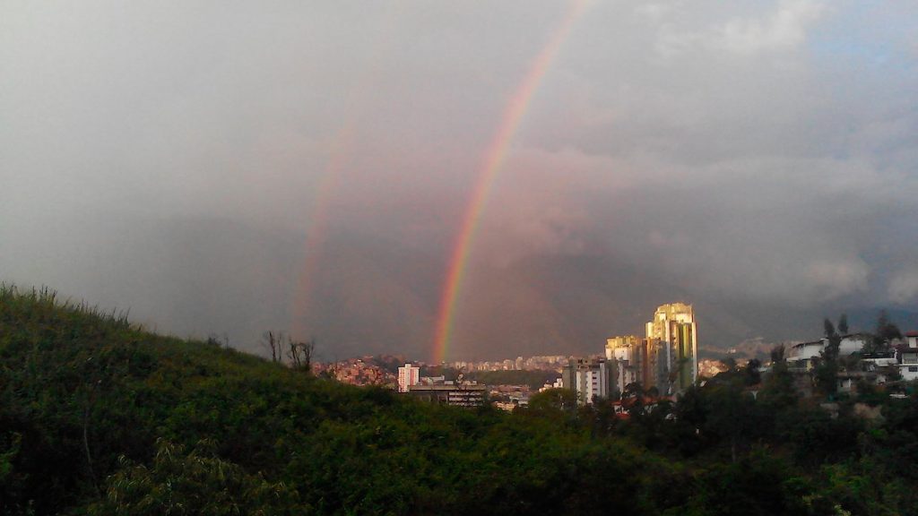 Arcoíris doble sobre Caracas, Venezuela