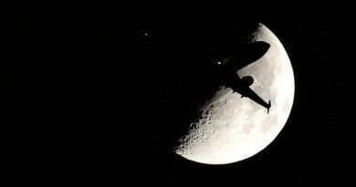 La Luna y un avión desde Chicago, Estados Unidos