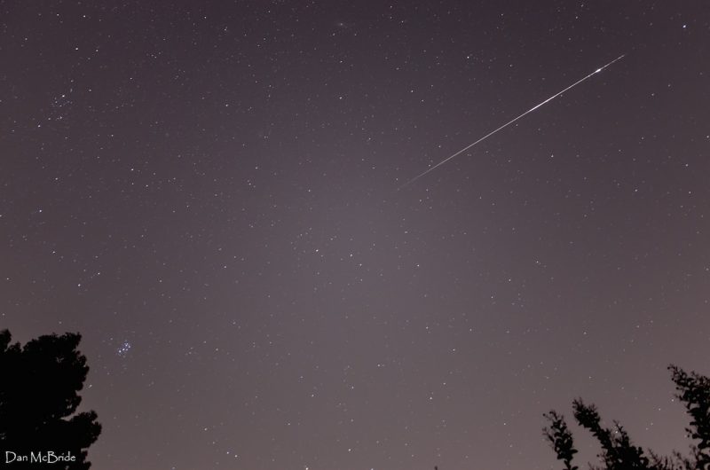 Las Pléyades y un meteoro desde California, Estados Unidos