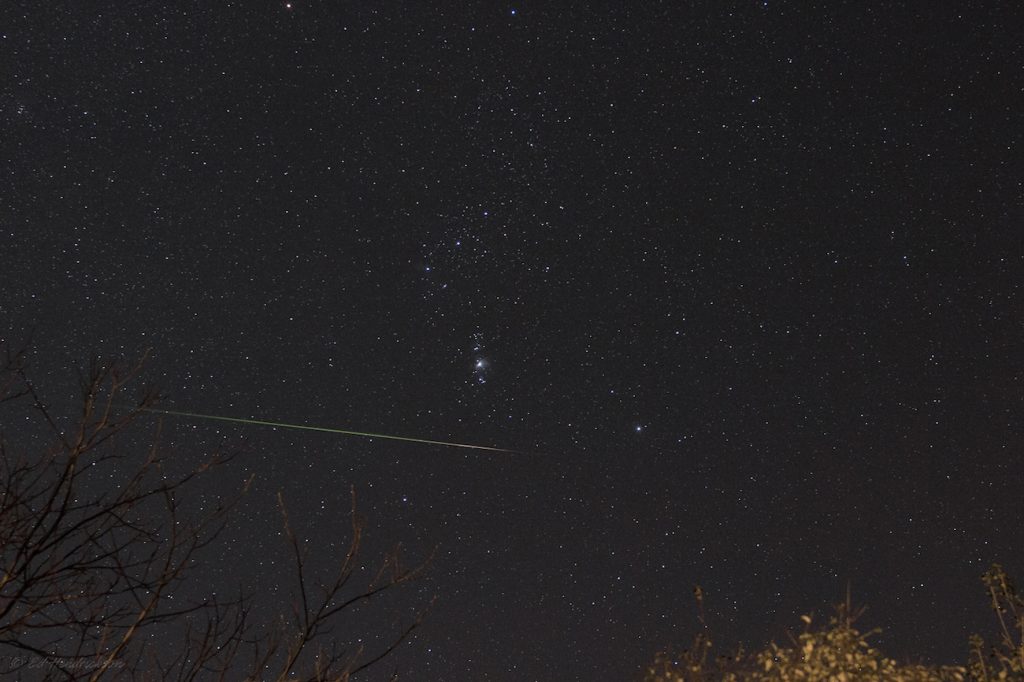 Un meteoro y la constelación de Orión desde Estados Unidos
