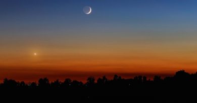 La Luna y Venus al atardecer en Treviso, Italia