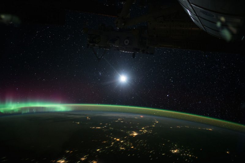 Auroras boreales y la Luna desde la Estación Espacial Internacional