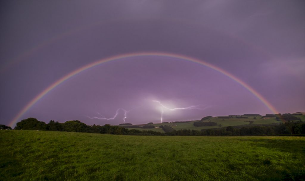 Arcoíris lunar y una tormenta eléctrica desde Inglaterra