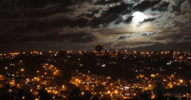 La Luna entre las nubes desde Viña del Mar, Chile