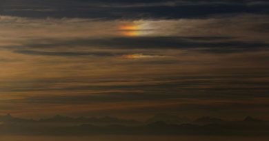 Foto de nubes iridiscentes sobre los Alpes desde un avión