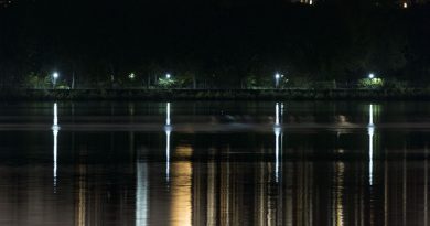 La Luna creciente desde Manhattan, Nueva York