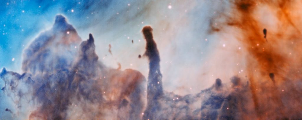 La colorida nebulosa de Carina, devastada por brillantes estrellas cercanas