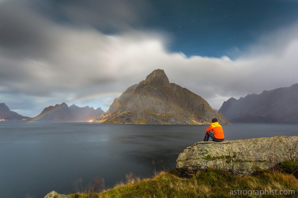 Arcoíris lunar desde las islas Lofoten, Noruega