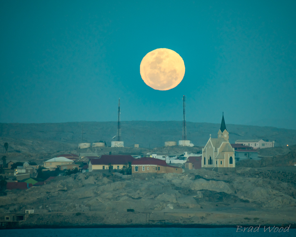 La Luna llena sobre Lüderitz, Namibia