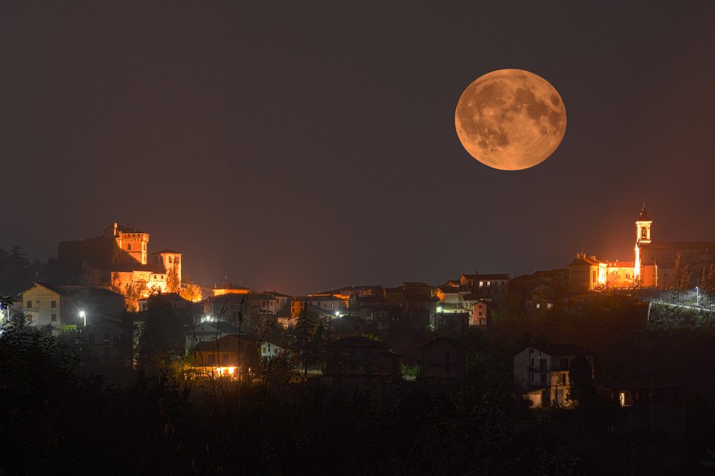 La Luna llena desde Mornese, Italia