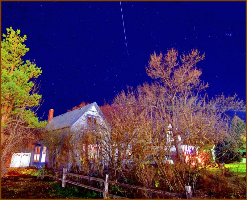 El paso de la ISS, la constelación y las Pléyades desde Wyoming, EE. UU.
