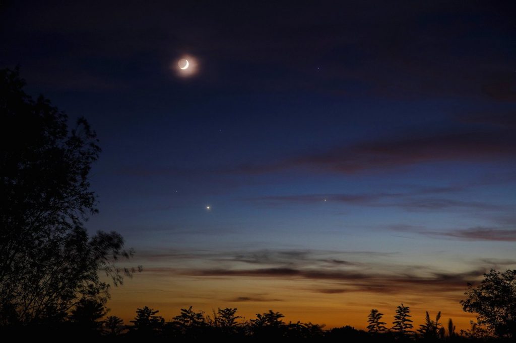 La Luna, Venus y Saturno desde Treviso, Italia