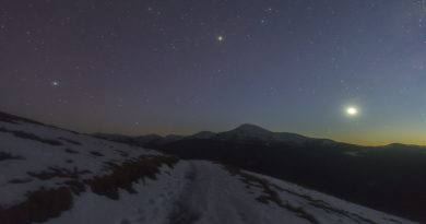 Venus, Marte y la estrella Fomalhaut sobre los montes Cárpatos