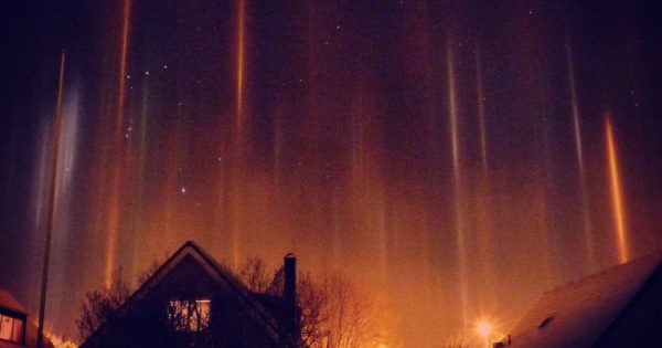 Pilares de luz y la constelación de Orión desde Karlstad, Suecia