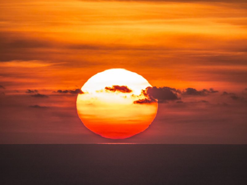 La puesta de Sol desde Sicilia, Italia