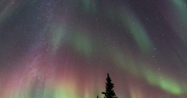 Auroras boreales y la Vía Láctea desde Alaska