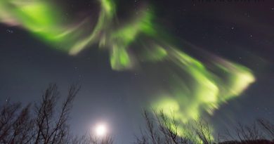 Auroras boreales y la Luna desde Suecia