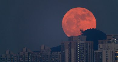 La salida de la Luna llena desde Hong Kong