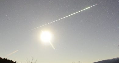 Foto de un bólido compitiendo en brillo con la Luna